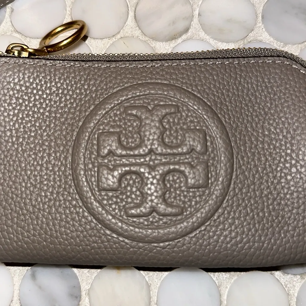 Gray Tory Burch wallet - Image 4