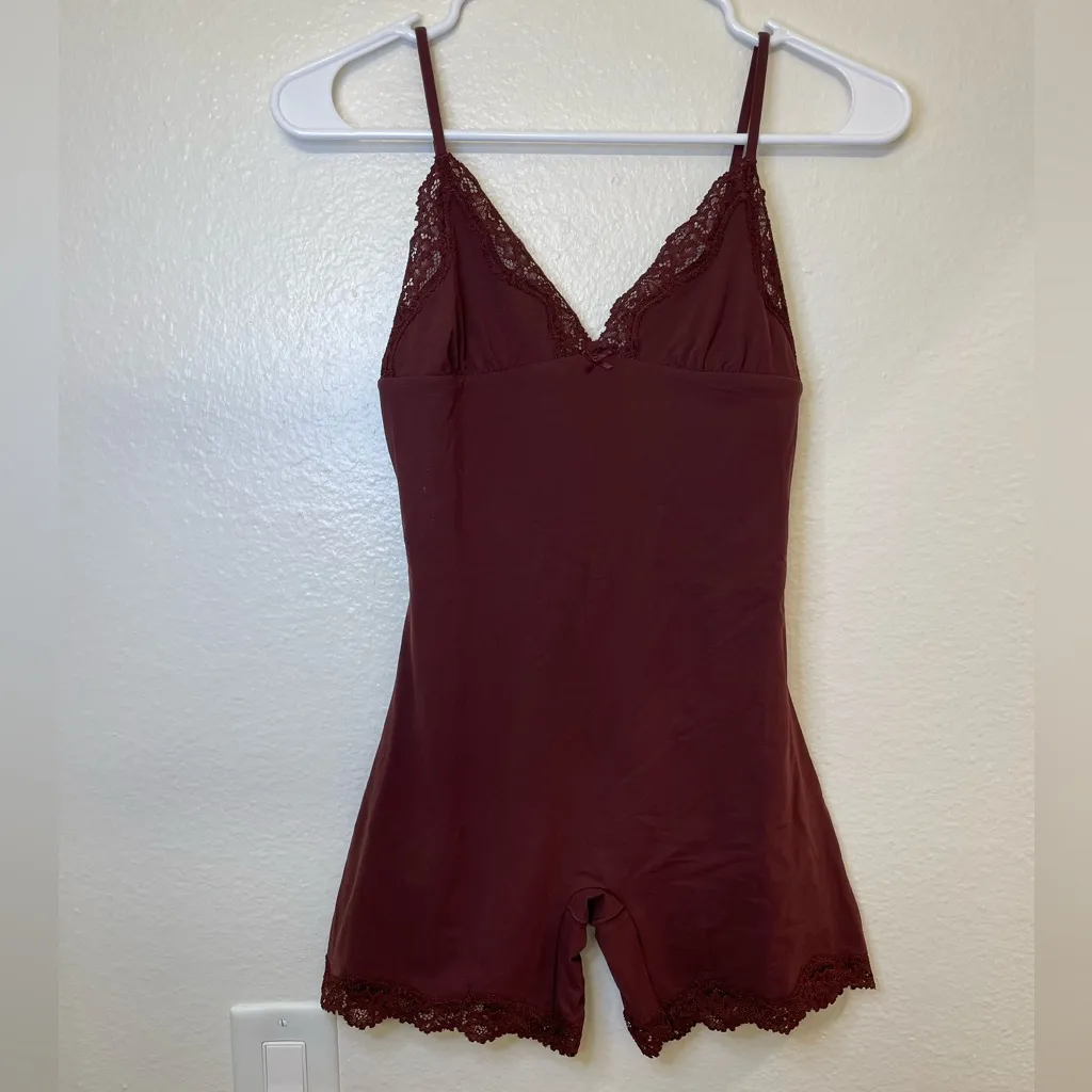 SKIMS NWT Fits Everybody Lace Triangle Onesie in Oxblood Bodysuit Size M - Image 3