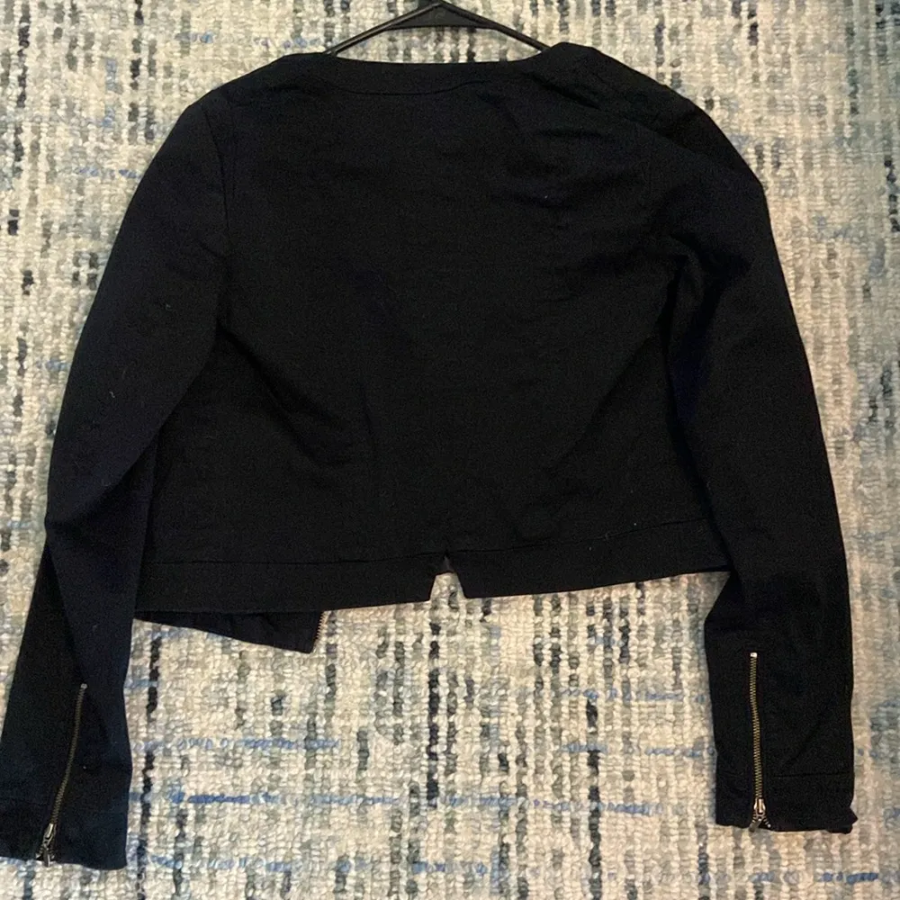 Express black jacket with zippers on sleeves - Image 3