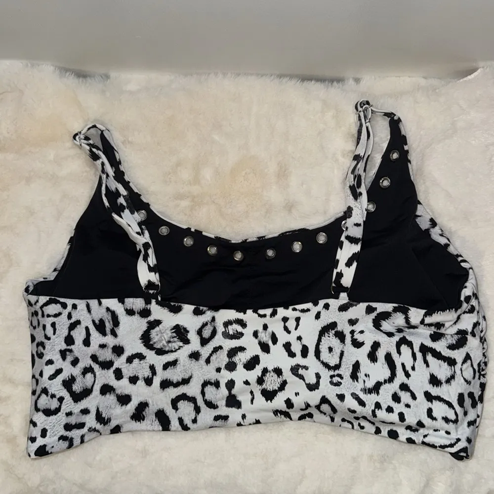 Coastal Waves Gray Leopard Print Bikini Swim Top w Grommet Trim Women’s 3X Black - Image 4