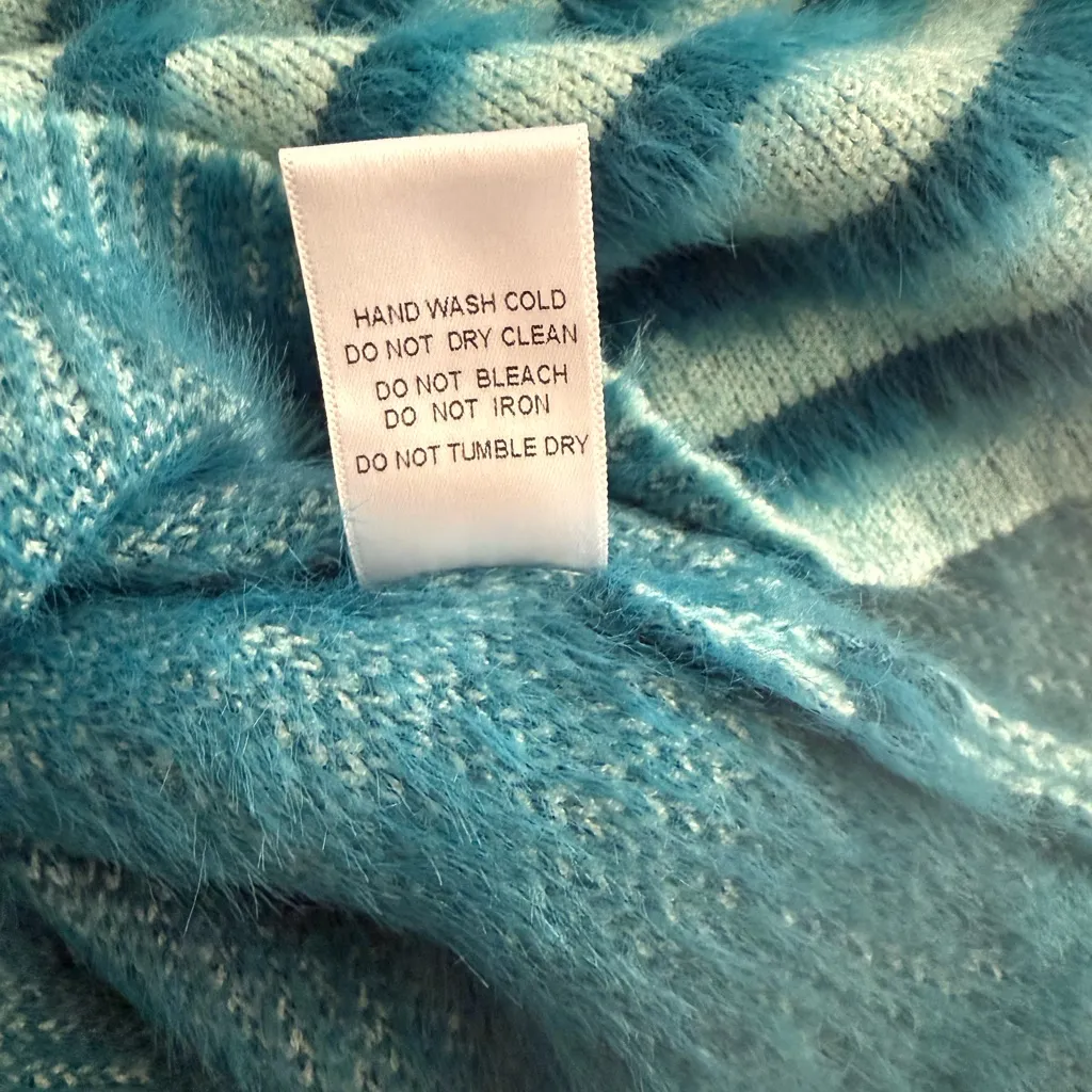 Teal and Light Blue Striped V - Image 10