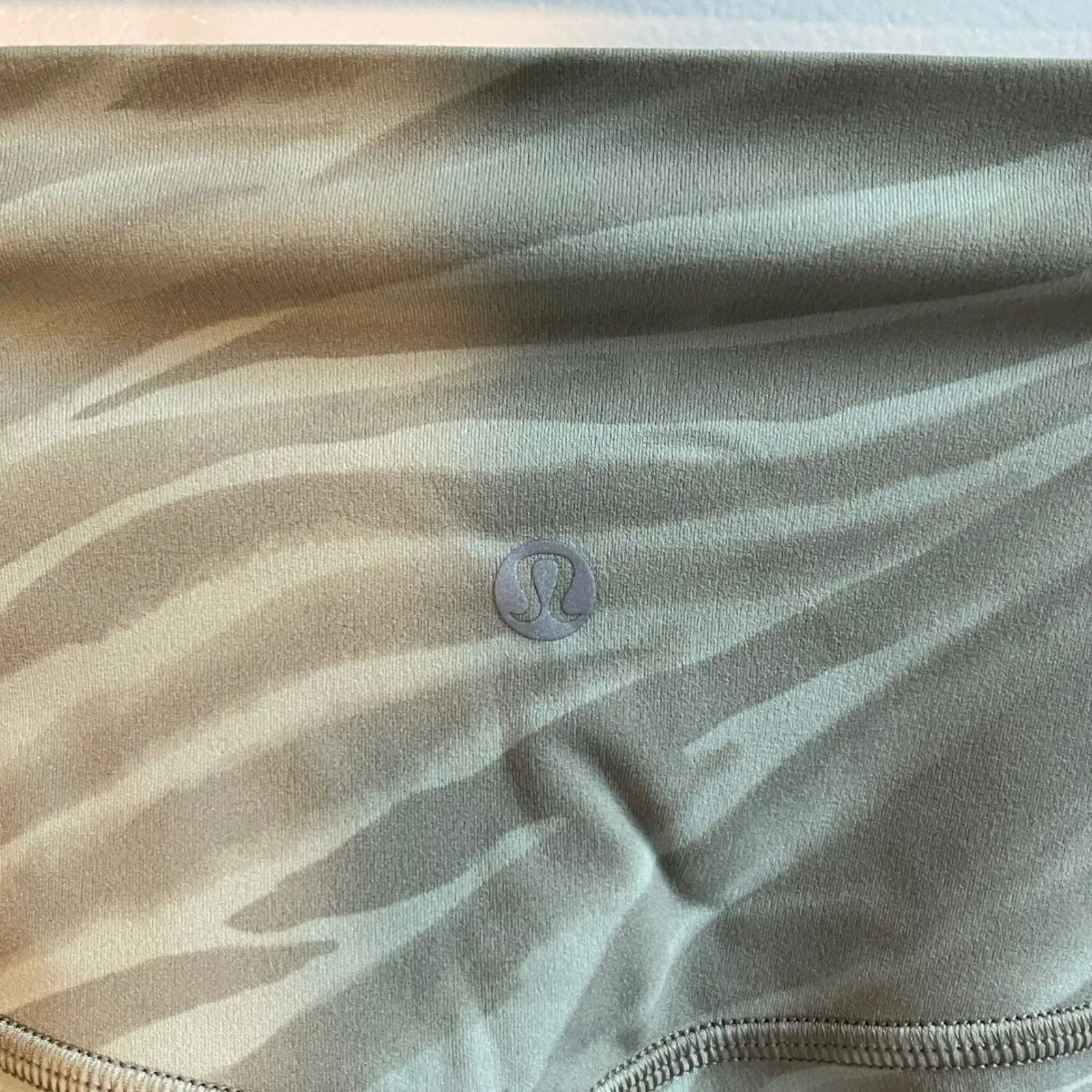 Lululemon 8" Align High Rise Animal Print Bike Shorts Sage Green Size 4 - Image 5