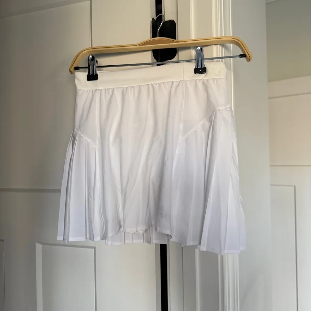 Spanx Get Moving White Pleated Tennis Skirt Workout Skort pleated - Image 3