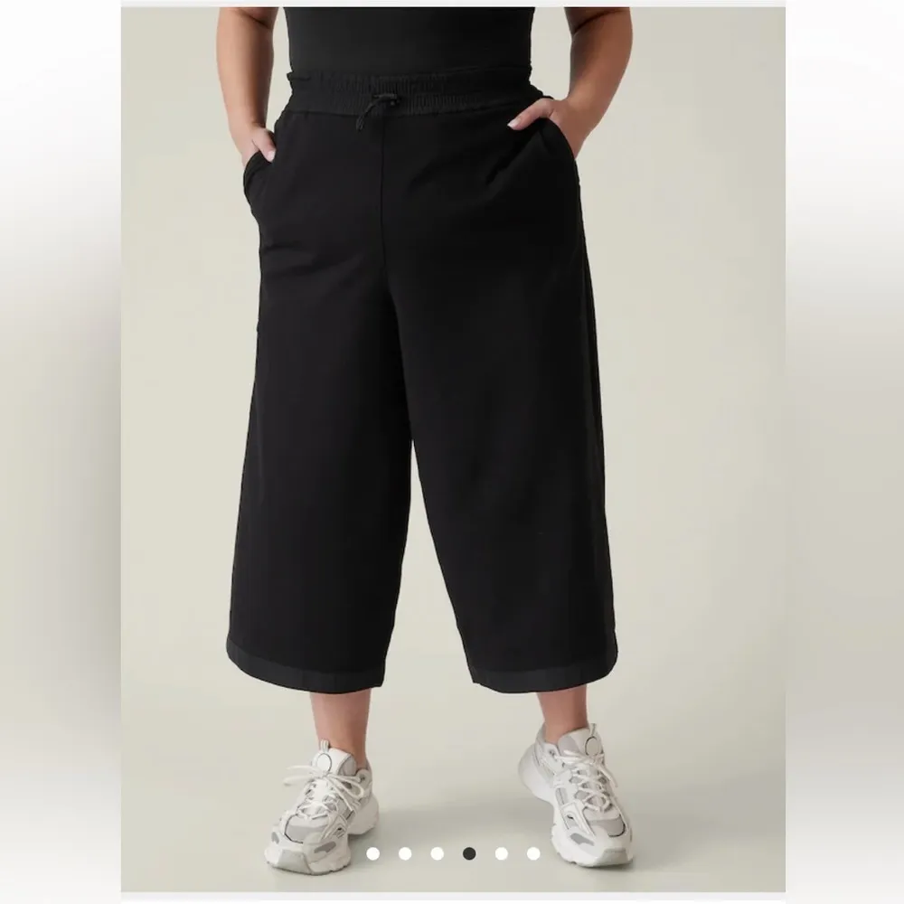 Athleta New‎ Triumph Hybrid Wide Crop Large - Image 4