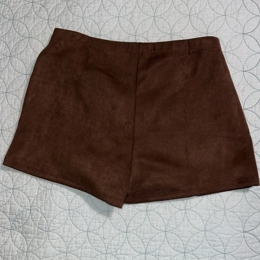 HAUTE MONDE women’s size XL wrap style feels like suede brown skort 2” inseam - Image 10