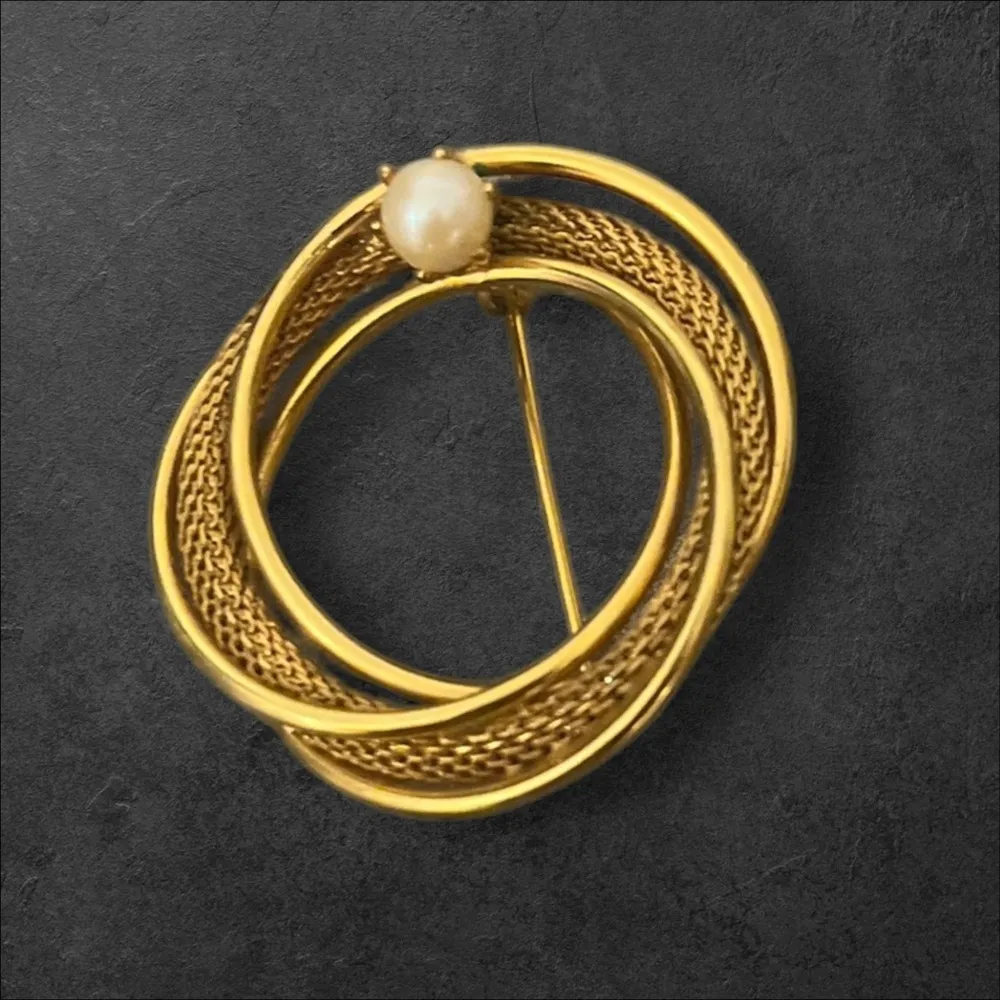 Vintage MCM Retro Gold Tone Swirl Mesh Faux Pearl Circle Brooch Pin 60s Classic - Image 6
