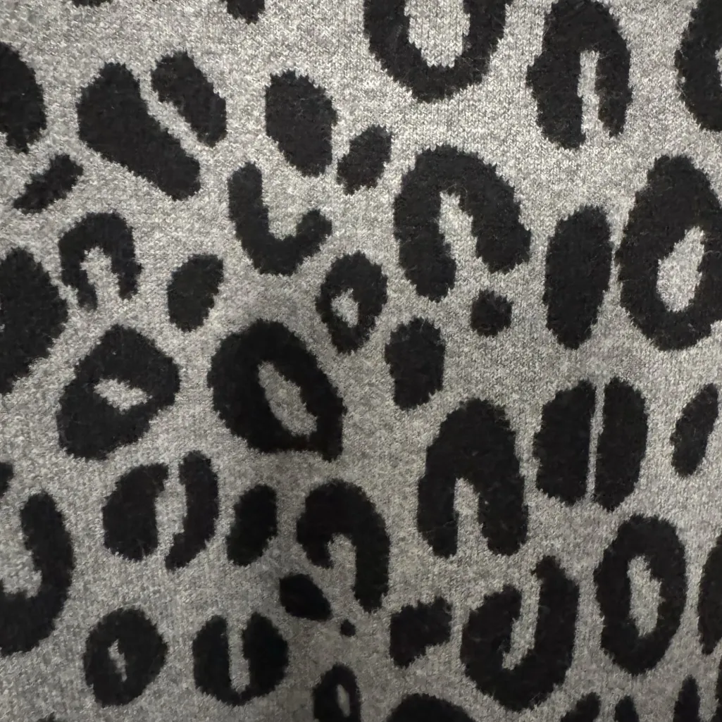 CHICO’S ZENERGY LEOPARD PRINT GRAY BLACK COZY KNIT TOP SZ 2/12 - Image 4