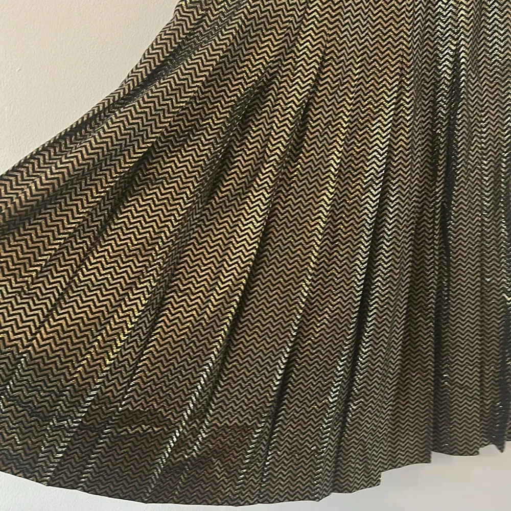 Vintage Black Gold Zip Zag Pattern Metallic Pleated Midi Skirt Size 10 - Image 3
