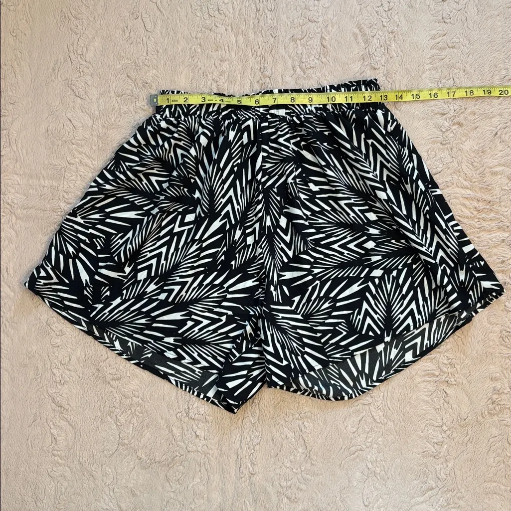 Tyche shorts in size M - Image 3