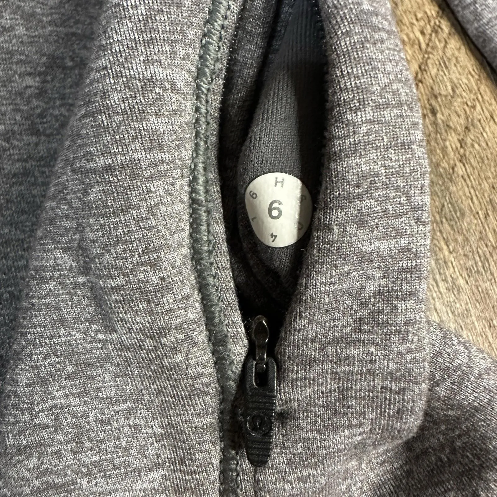 LULULEMON Hill And Valley Mock Neck Long Sleeve Top Size 6 Heathered Slate Crop - Image 6