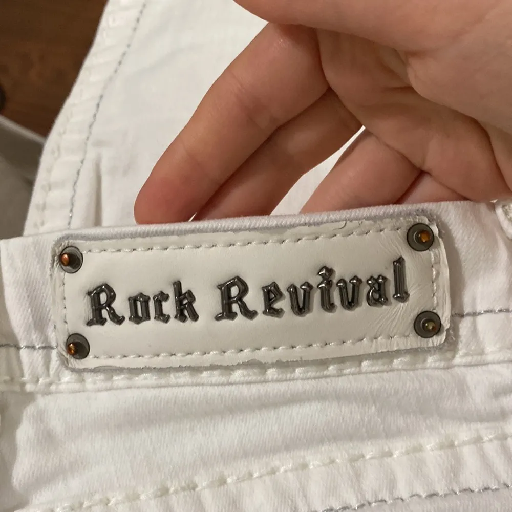 Rock Revival white Sundee Easy Crop jeans with silver tone fleur de lis size 26 - Image 10