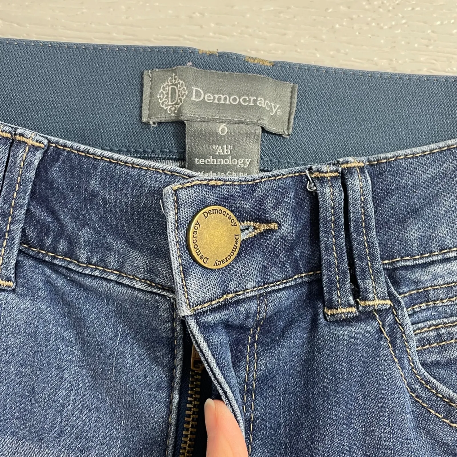 Democracy "AB" Technology Mid Rise Straight Leg Blue Wash Jeans Size 6 Denim - Image 4