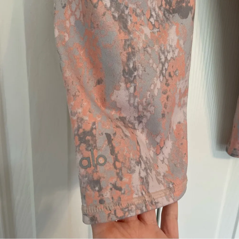 Alo Yoga Snake Print Airbrush Cropped Leggings Pastel Sz XS - Image 5