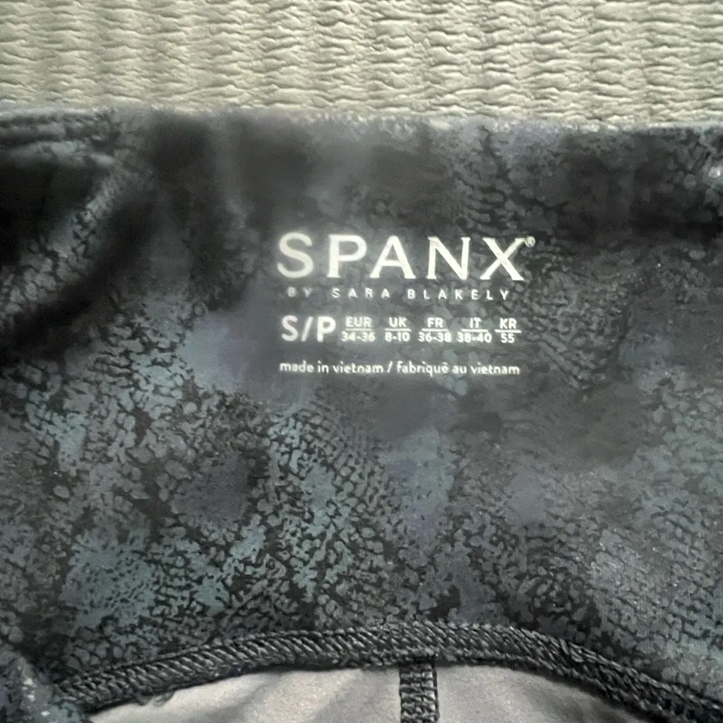 SPANX Booty Boost 7/8 Blue/Black Snakeskin Leggings - Image 2