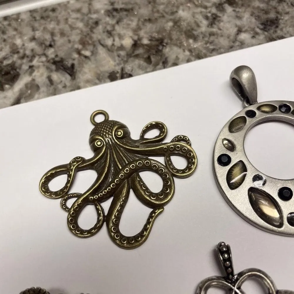 Lot Of 5 Pretty Costume Pendants / Charms - Image 8