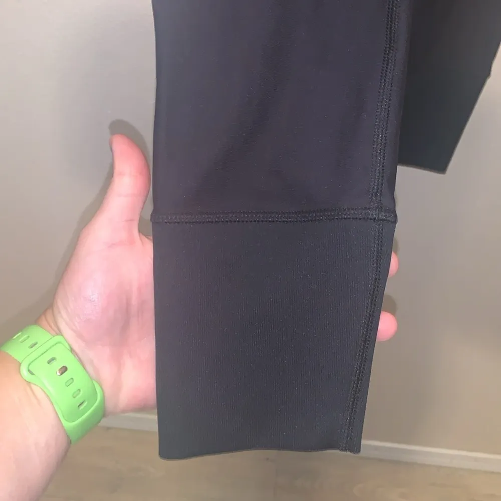 Under Armour Heat Gear Fitted Black Jogger Style Athletic Running Leggings - Image 5