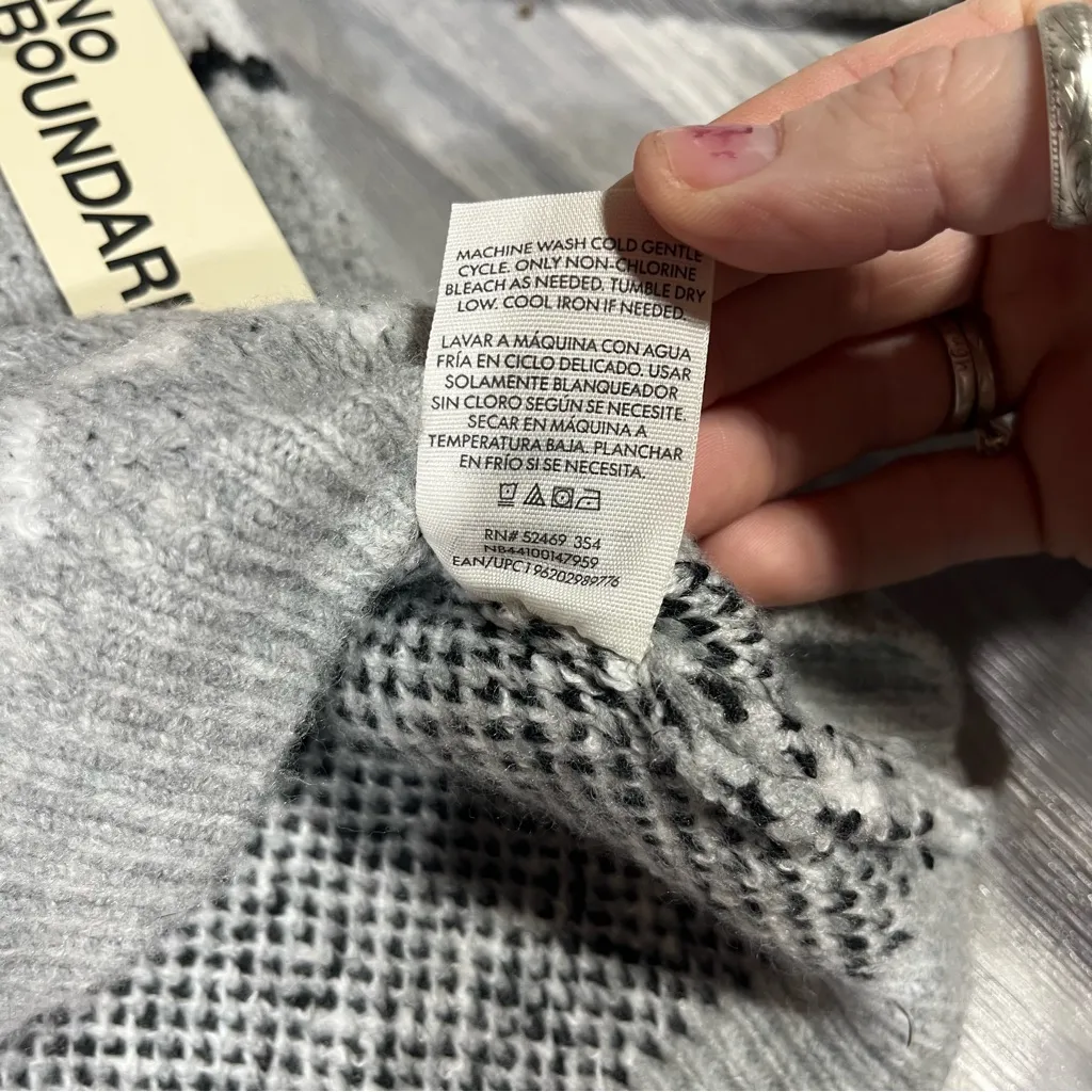 No Boundaries Gray and Pink Patterned Women's Sweater w/ Hat; Small - Image 8