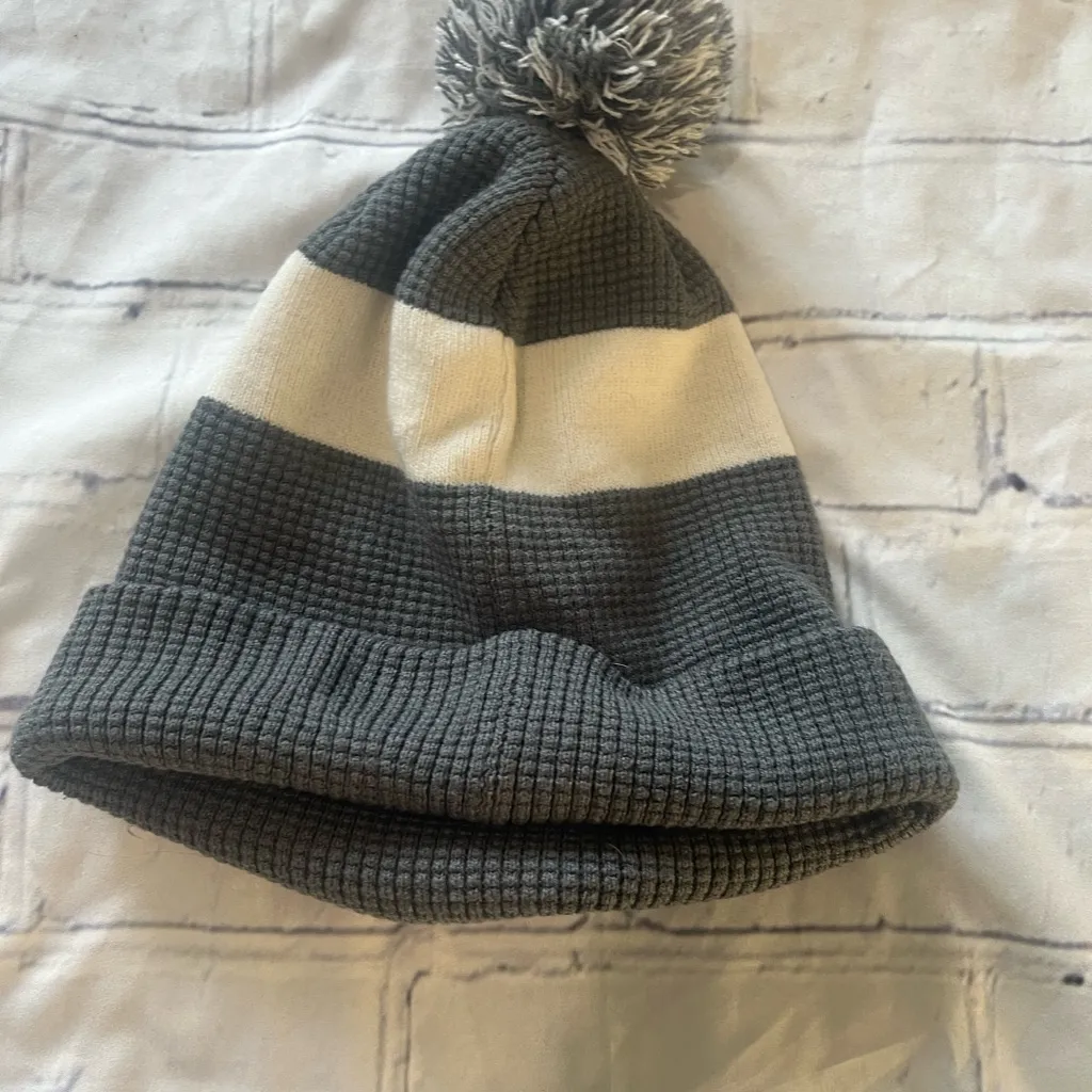 Nike Gray Knit Pom Beanie Winter Hat One Size Swoosh Logo Acrylic White - Image 6