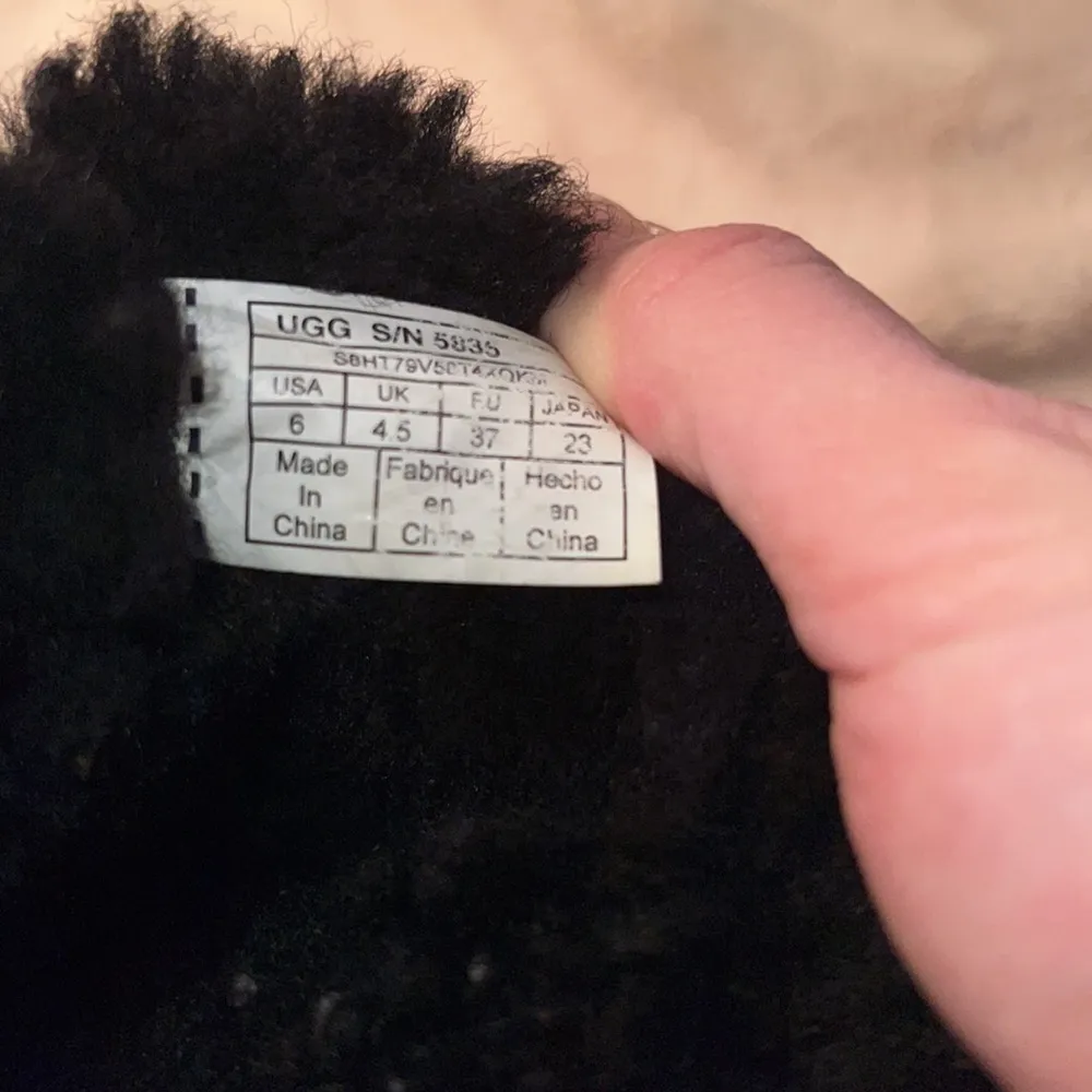 UGG Woman’s Classic Short Boot; Size 6 - Image 4