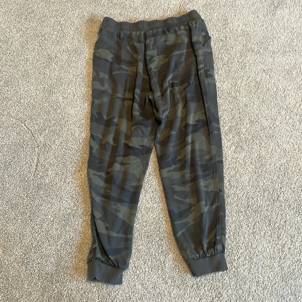 Splendid size Medium camo joggers - Image 5