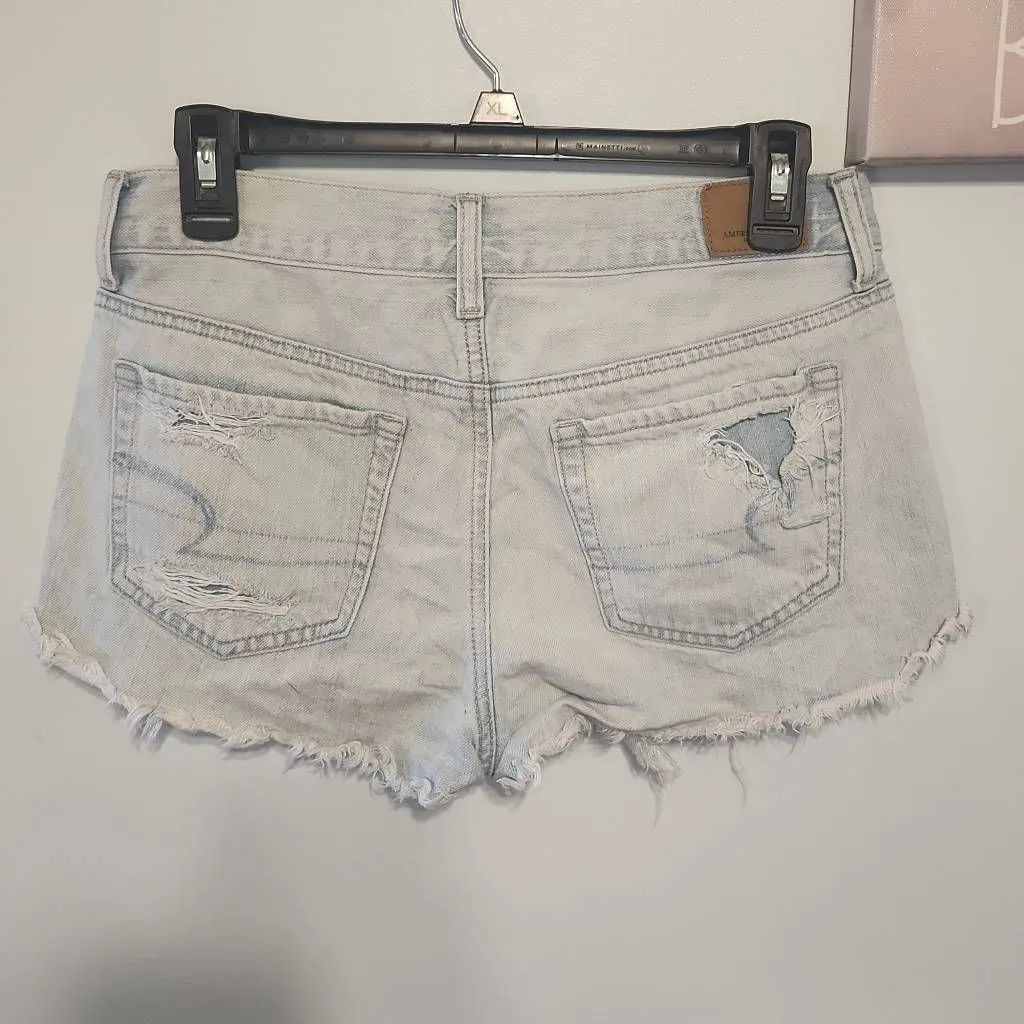 American Eagle Size 4 Tomgirl Shortie Jean Shorts Light Wash Destroyed - Image 3