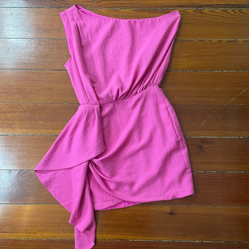 NWT Showpo Niana Mini Drape One Shoulder Dress in Pink - Image 9