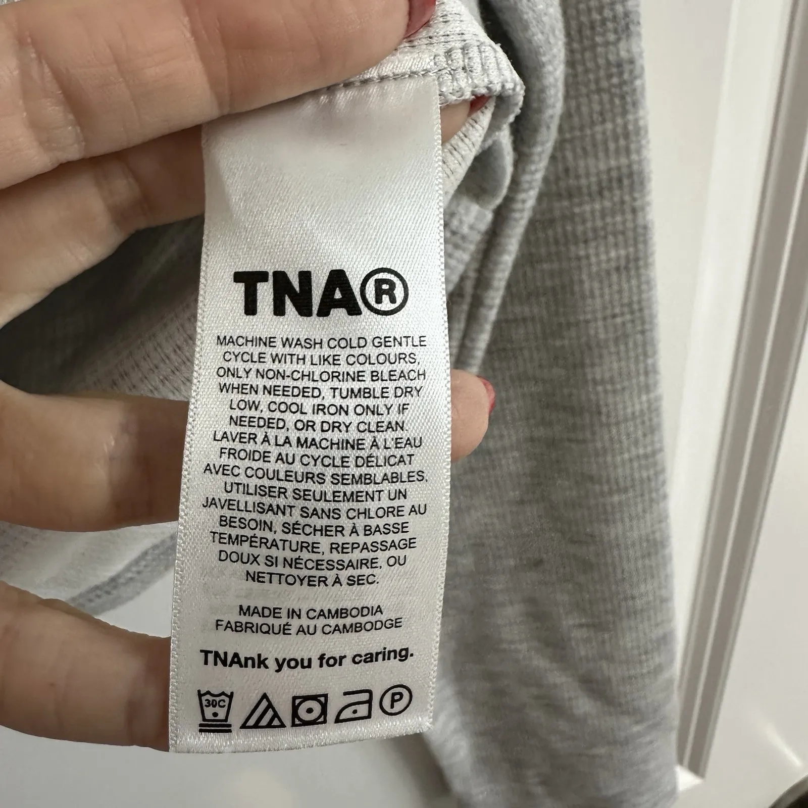 Aritzia TNA Gray Waffle Knit Long Sleeve Crop Top Medium Athleisure Cozy Minimal - Image 4