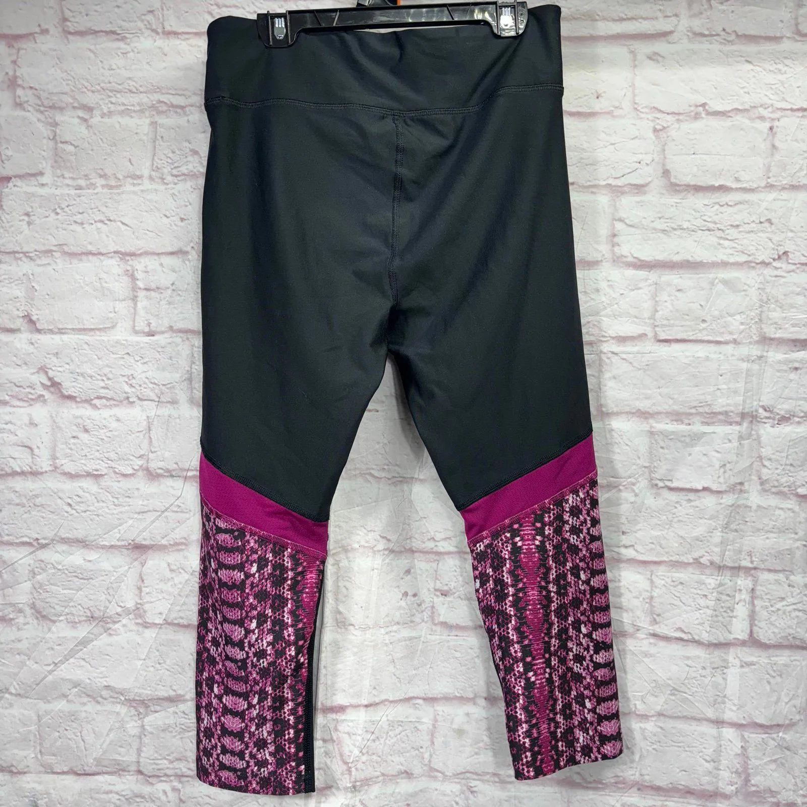 Under Armour Women's Black & Pink Patterned Athletic Leggings Size Medium - Image 5
