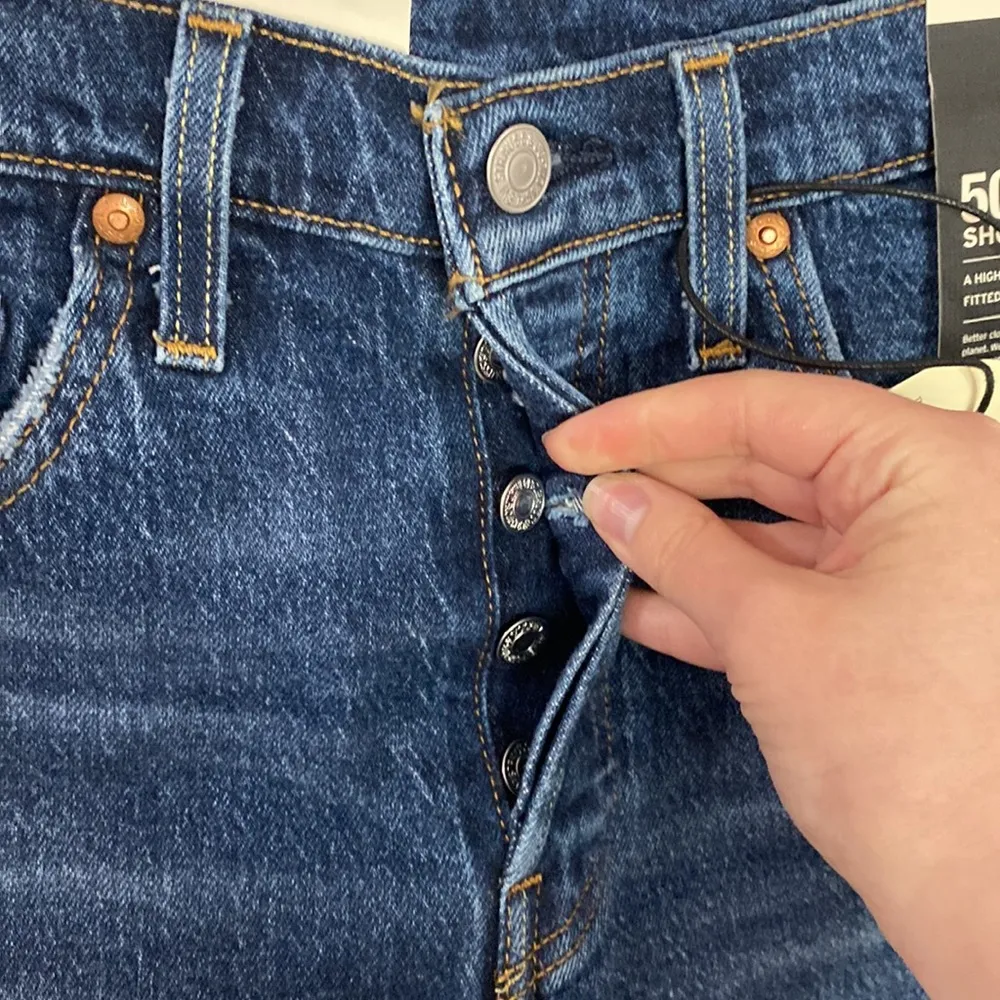 Levi’s Premium 501 High-Rise Distressed mini Shorts in Salsa Destiny Wash sz 27 - Image 6