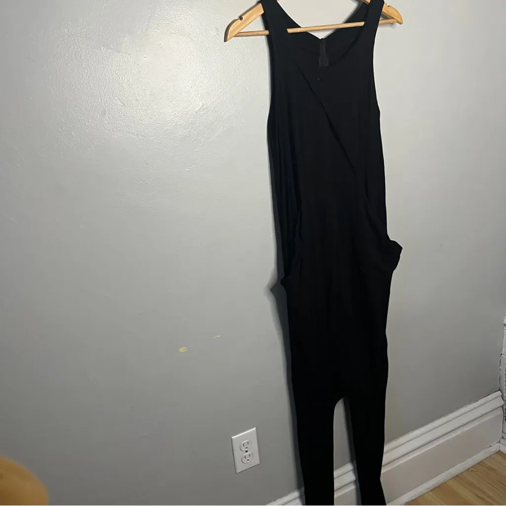 Sophisticated Black Sleeveless Jumpsuit - Image 3