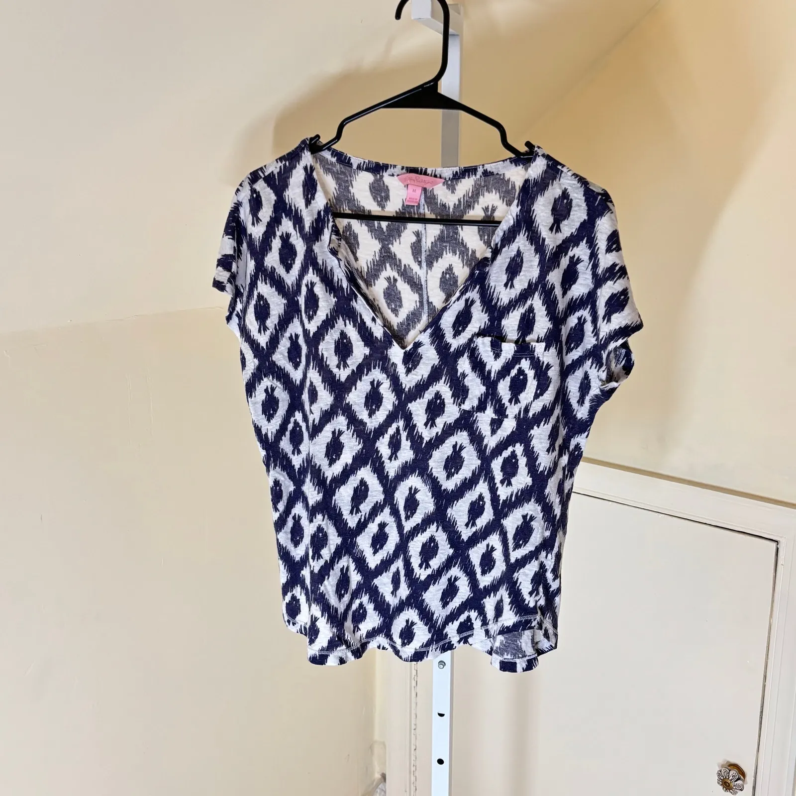 Lilly Pulitzer EUC Women's 100% Linen Duval Top Navy Fish Ikat Print Size M - Image 4