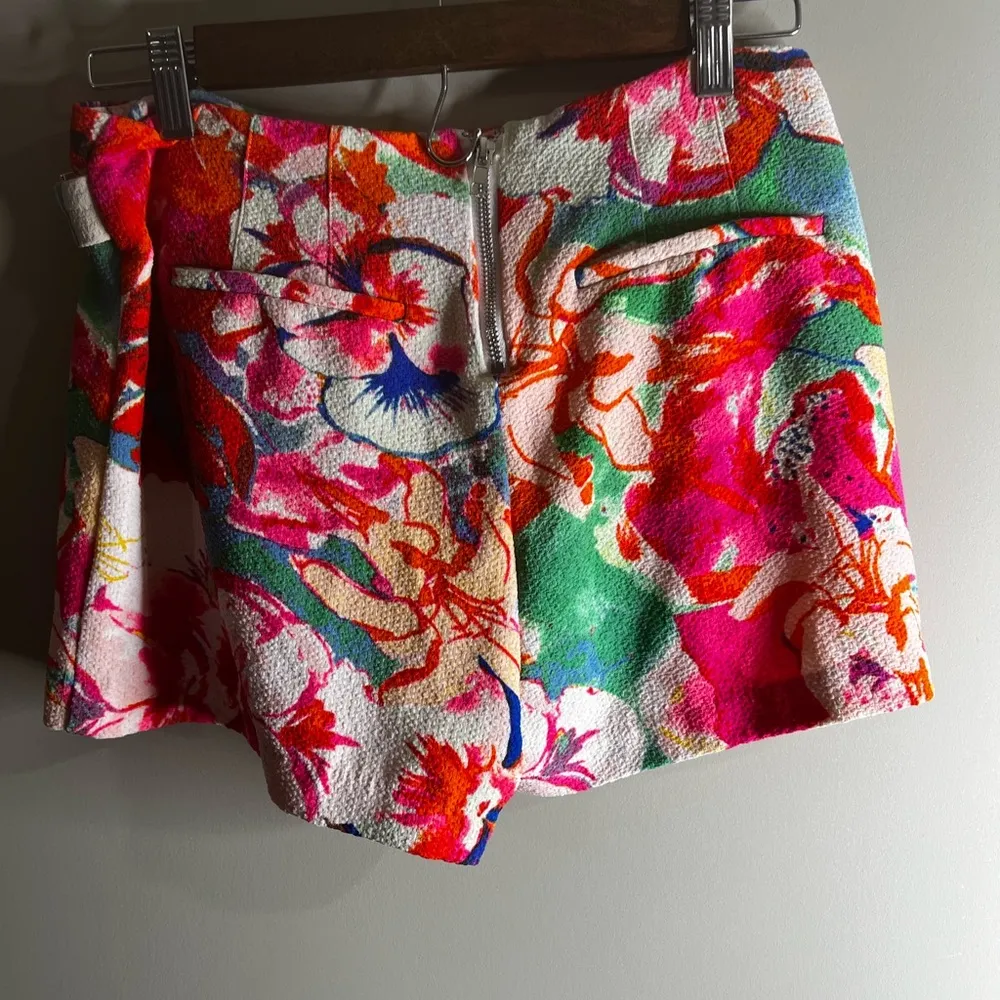 Gianni Bini Gb  flat front shorts size small - Image 2