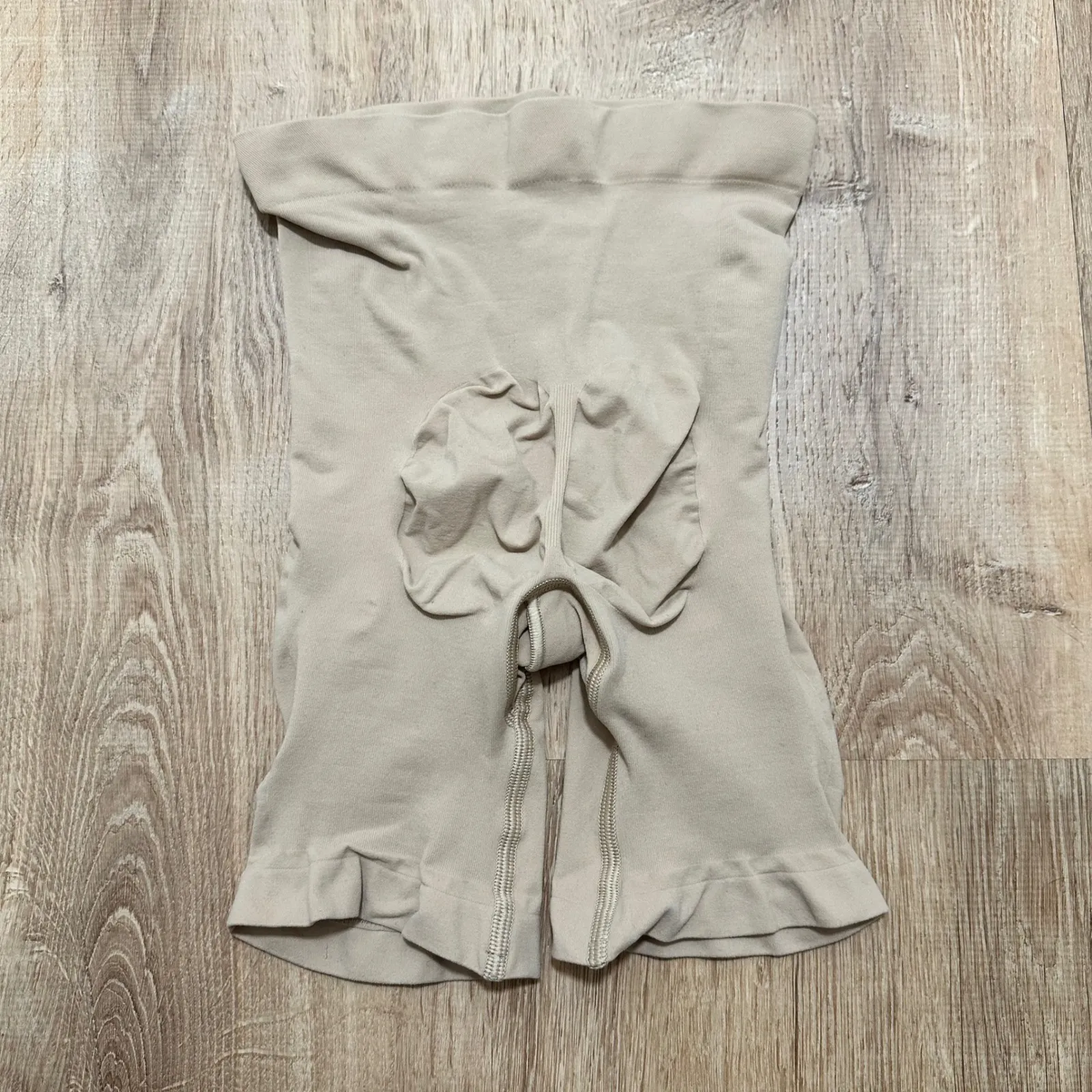 SKIMS | NEW Seamless Sculpt Mid Thigh Above Knee Shapewear Shorts, Clay, XXS - Image 4