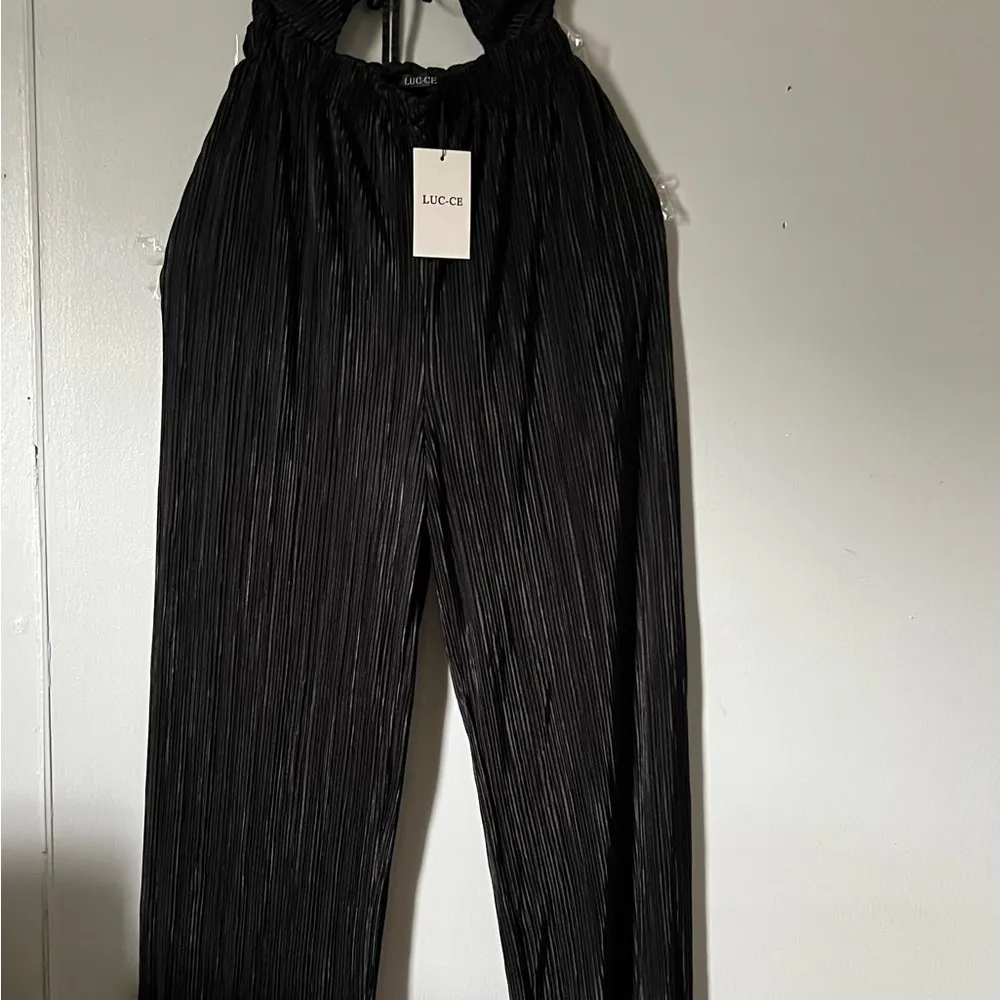 Elegant Black Pleated Jumpsuit Size M - Image 5