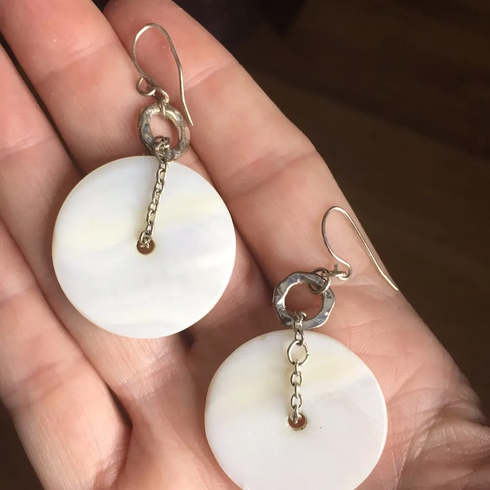 Shell and hammered loop pierced earrings White - Image 5