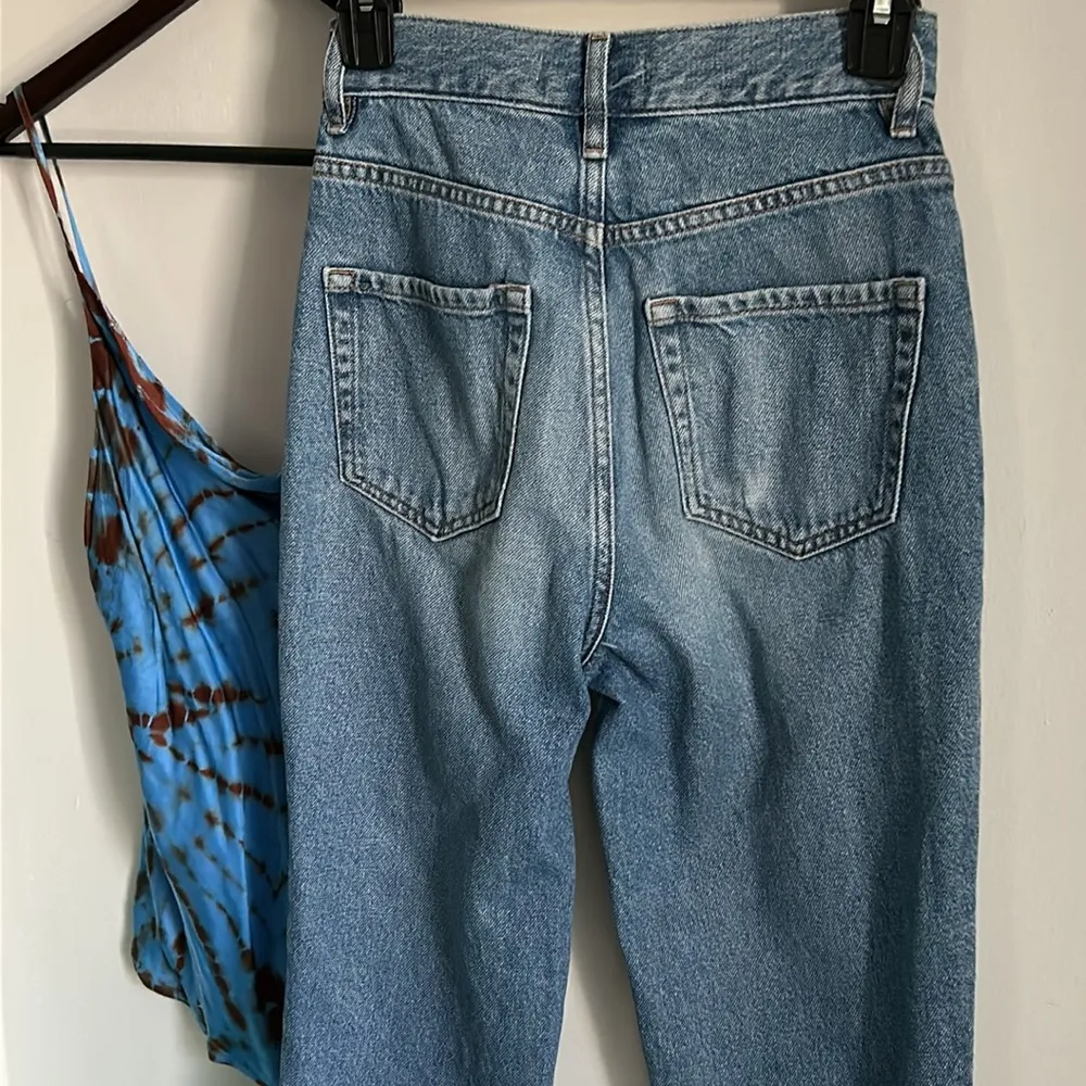 PacSun Women’s 90s Boyfriend Style Medium Wash Denim Raw Hem Jeans - Image 6