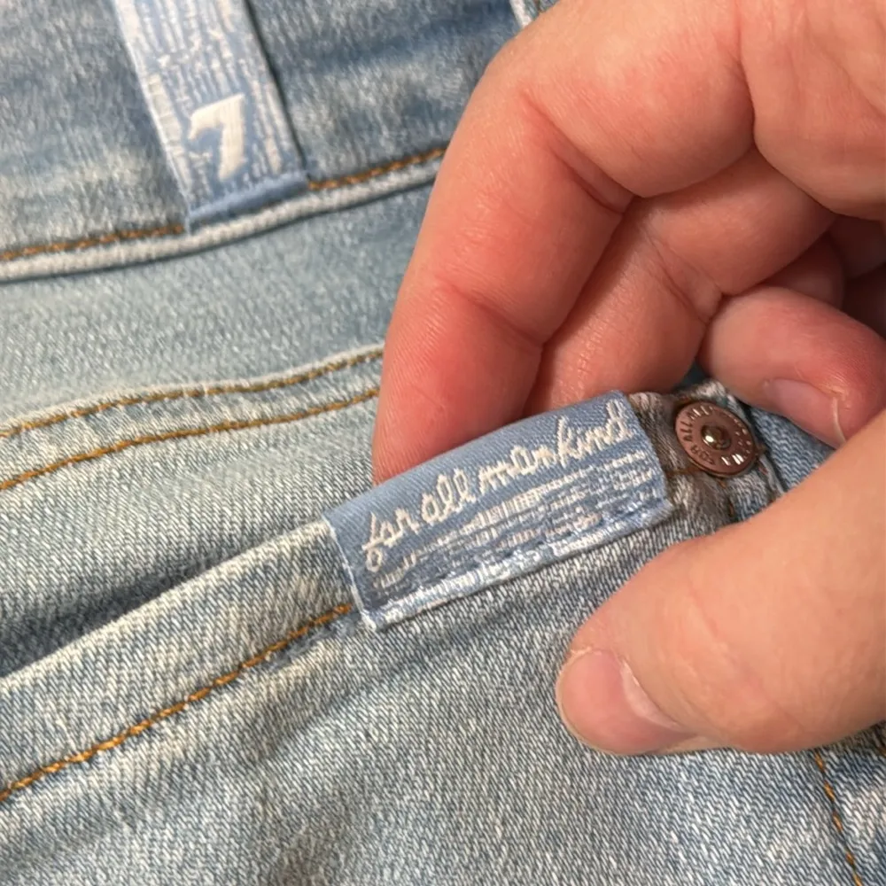 7 For All Mankind Women's light wash Denim Mid Roll Shorts Size 26 - Image 10