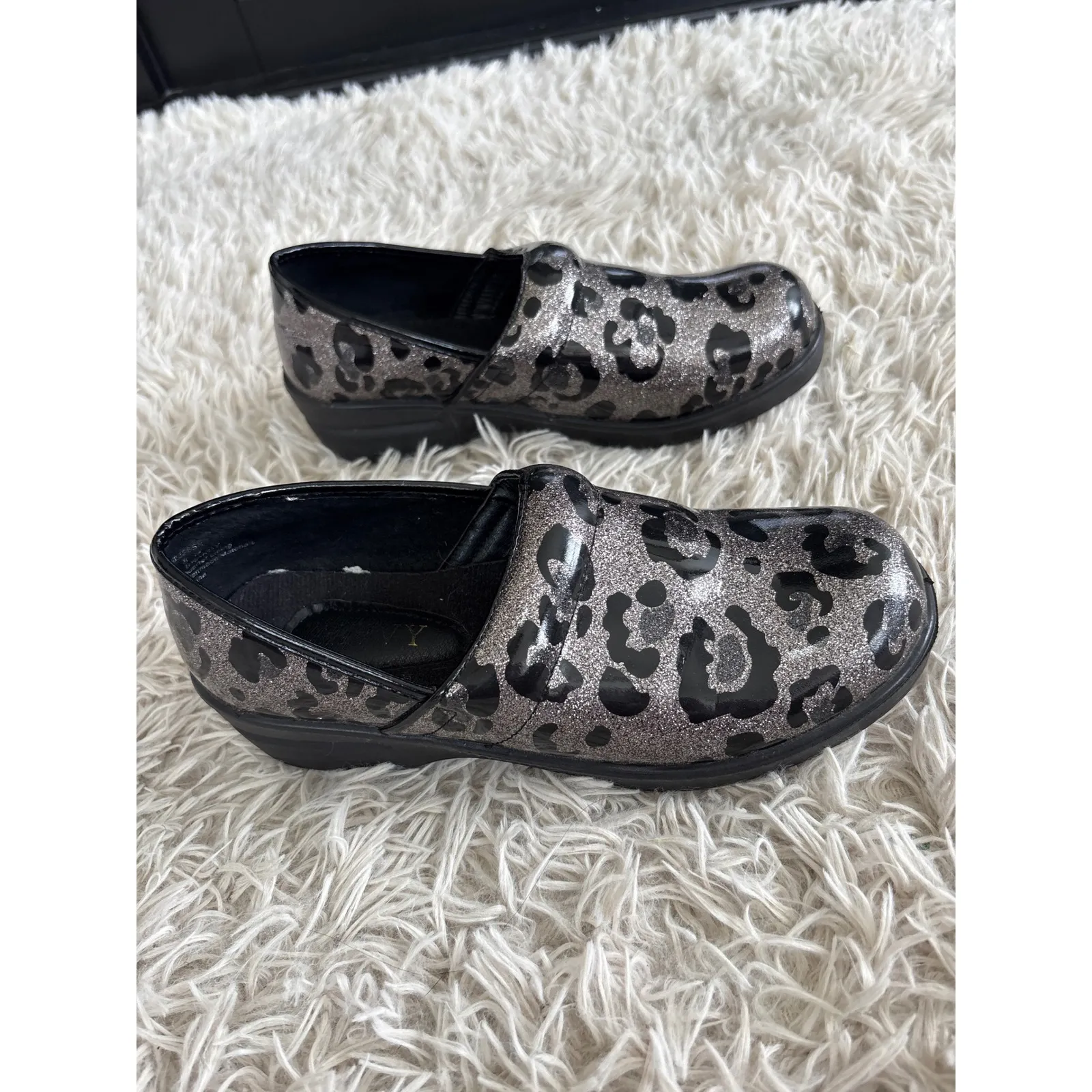 Grey Black Leopard Print Glitter Slip On Clogs Shoes Women Size 8 - Image 2