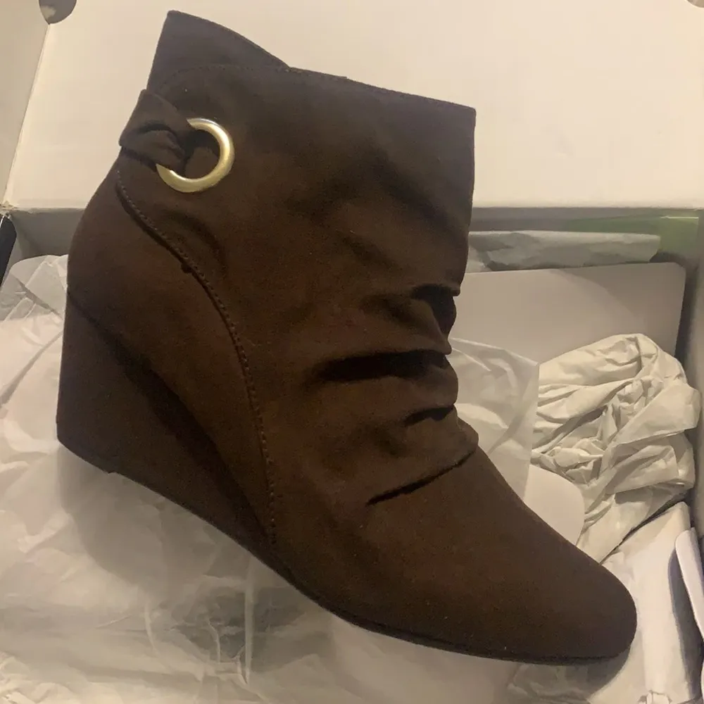 London Fog Jules Wedge Ankle Boots Rouched Strappy Buckle Brown 6 1/2 Faux Suede - Image 3