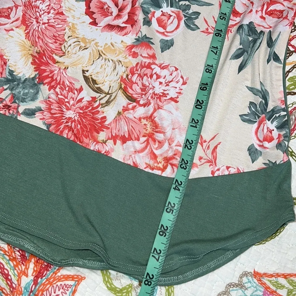 Boutique style medium womens two tone floral print 3/4 blouse no name brand Pink - Image 3