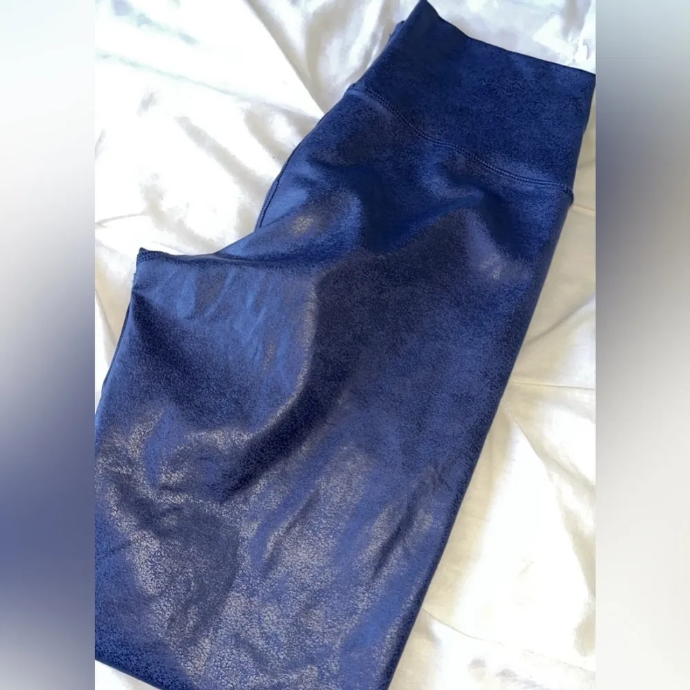 NWOT Aerie OFFLINE The Hugger Criss-Cross Waist Crackle Design Leggings SIZE M - Image 7