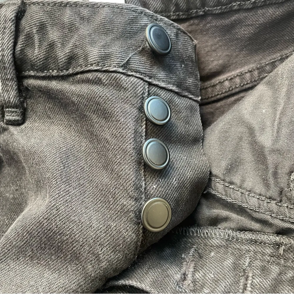 NWT Good American Womens Shorts Bombshell Washed Black Distressed Size 2 26 - Image 9