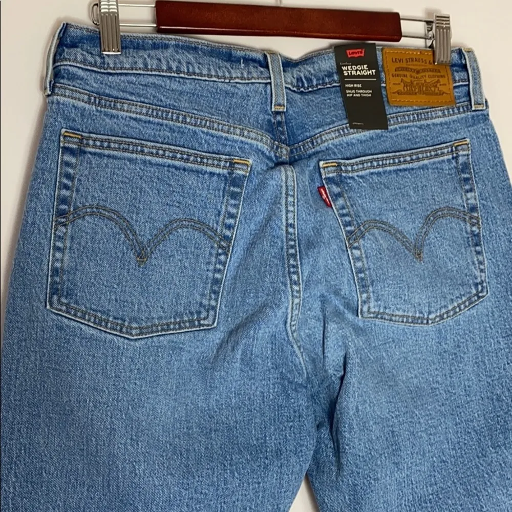 Levi’s Wedgie straight blue jeans distressed cropped - Image 5