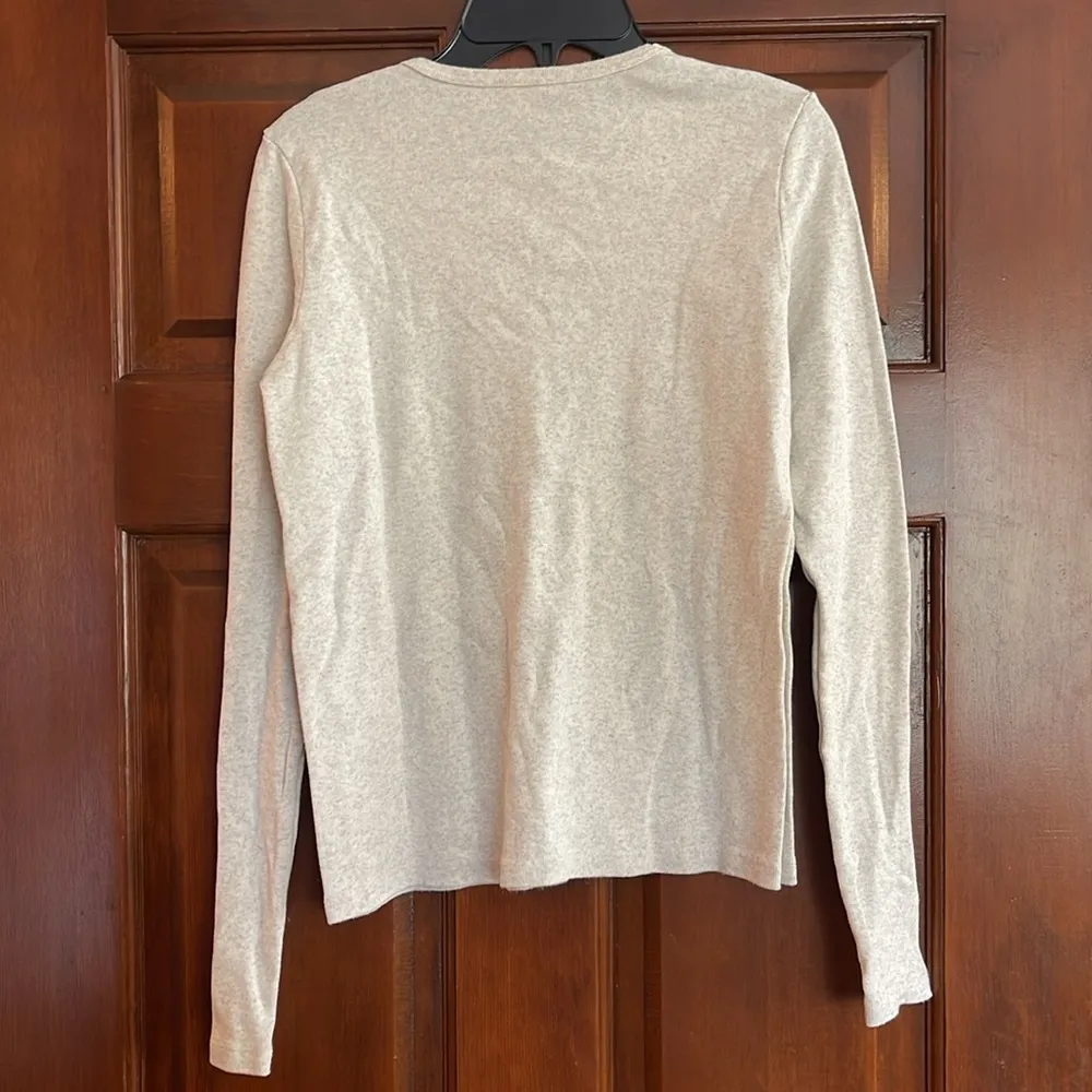 Brandy Melville heatheted cream and gray basic pullover T-shirt,  medium - Image 3
