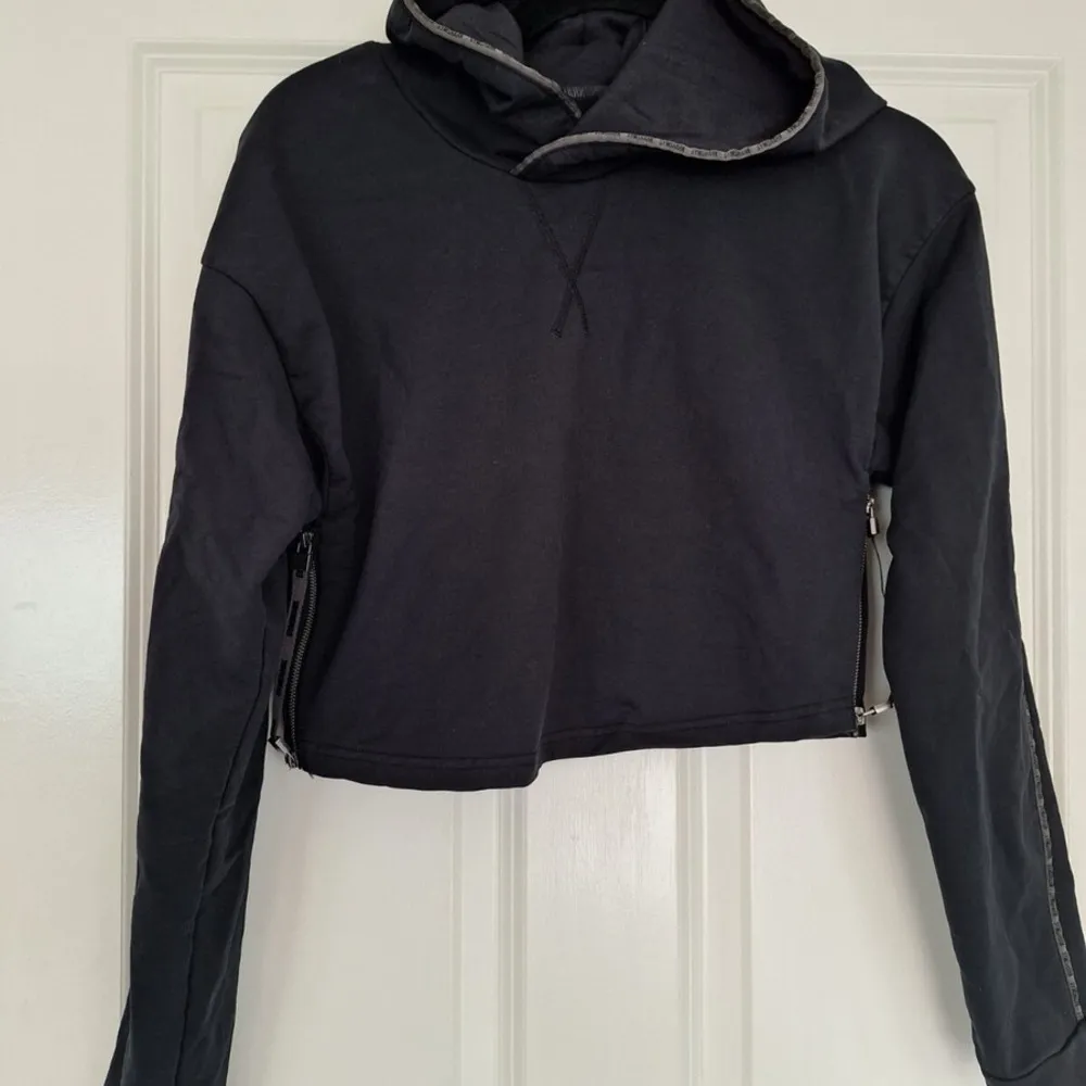 Gymshark Cropped Hoodie Black Pull Over Sweatshirt Zipper Accents Size Medium - Image 4