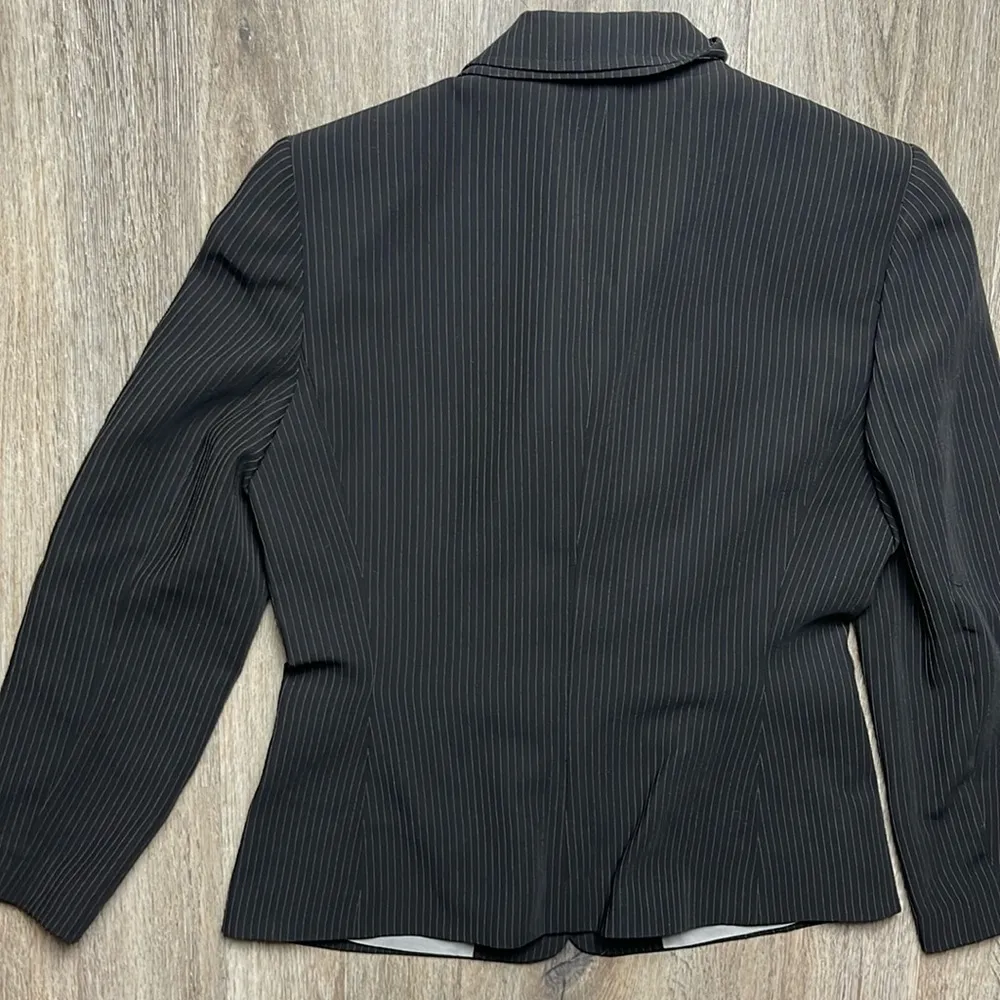 Tahari Arthur S. Levine Black Pinstripe Blazer Size 6 - Image 10