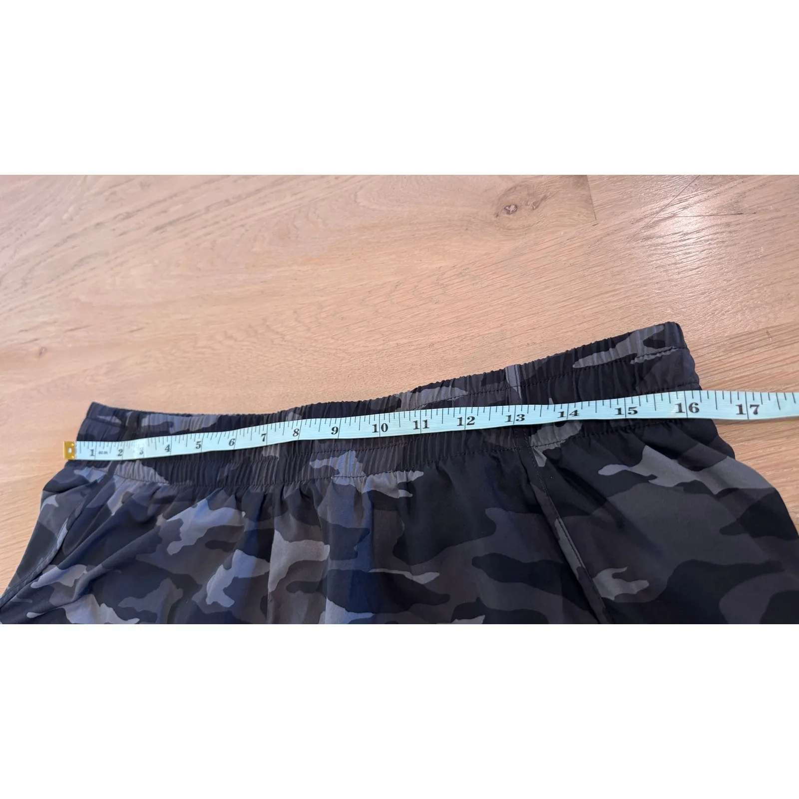 ATHLETA PRINTED MESH RACER RUN SHORT 4” black camo size large - Image 11