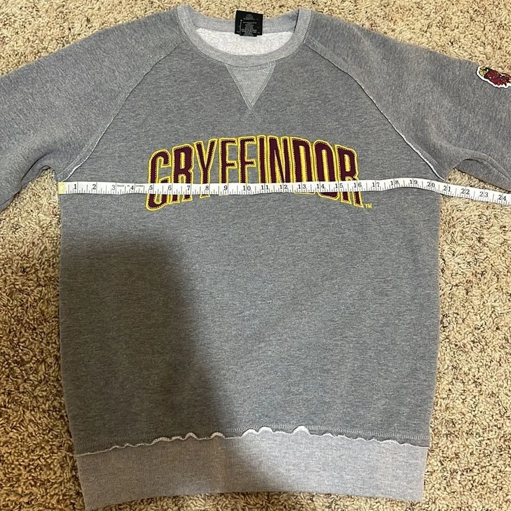 Universal Studios The Wizarding World of Harry Potter Gryffindor Sweatshirt M Red Size M - Image 12