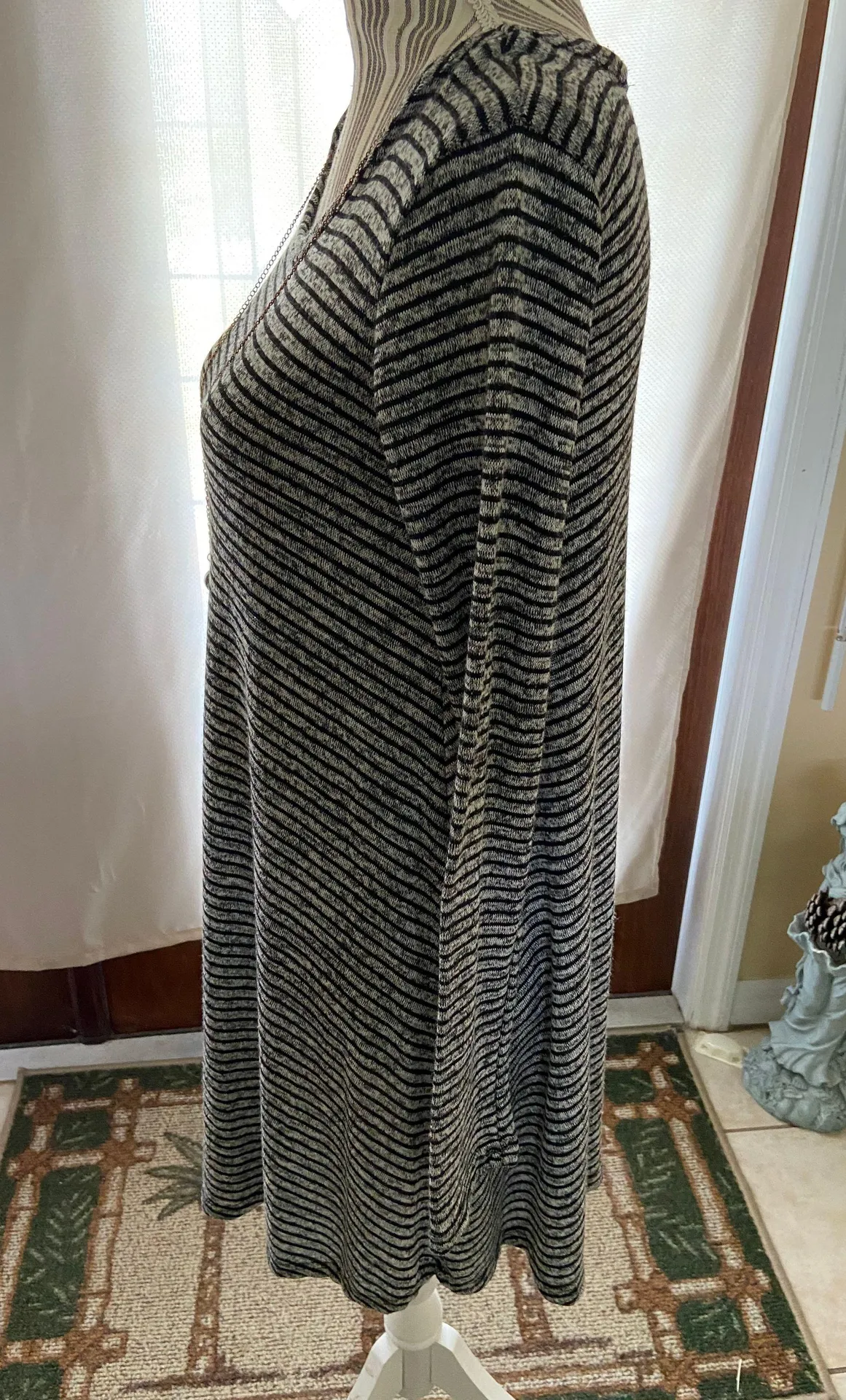 Pinc Grey & Black Tunic top size Medium with attached Necklace Gray - Image 4