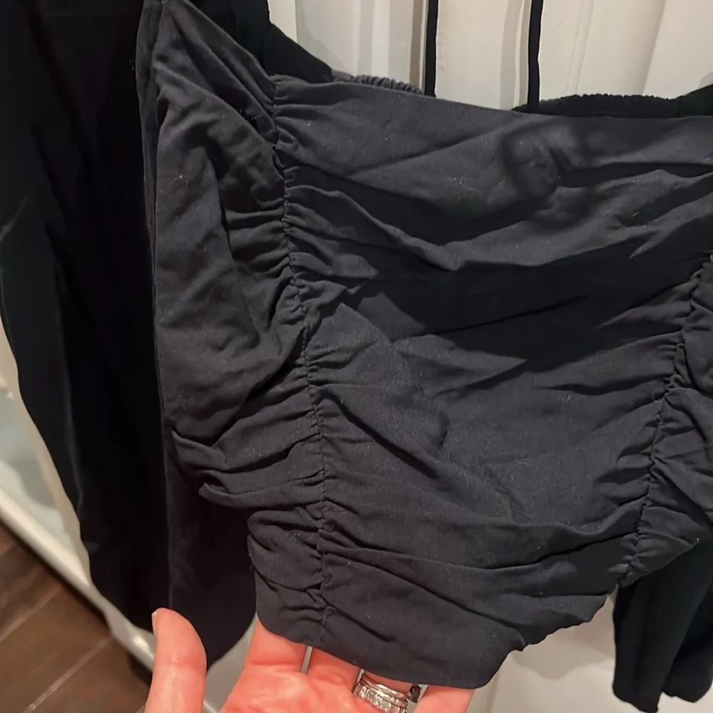 Urban Outfitters Black Puff Sleeve Ruched Crop Top - Image 2